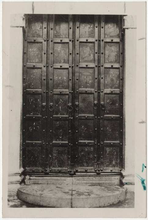 The bronze doors of 1076, at the entrance to the cave.